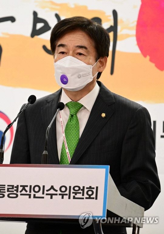 이용호 제20대 대통령직인수위원회 정무사법행정분과 간사가 지난 11일 서울 종로구 통의동 인수위원회 공동기자회견장에서 법적, 사회적 나이 계산법 통일에 관한 브리핑을 하고 있다.<연합뉴스>